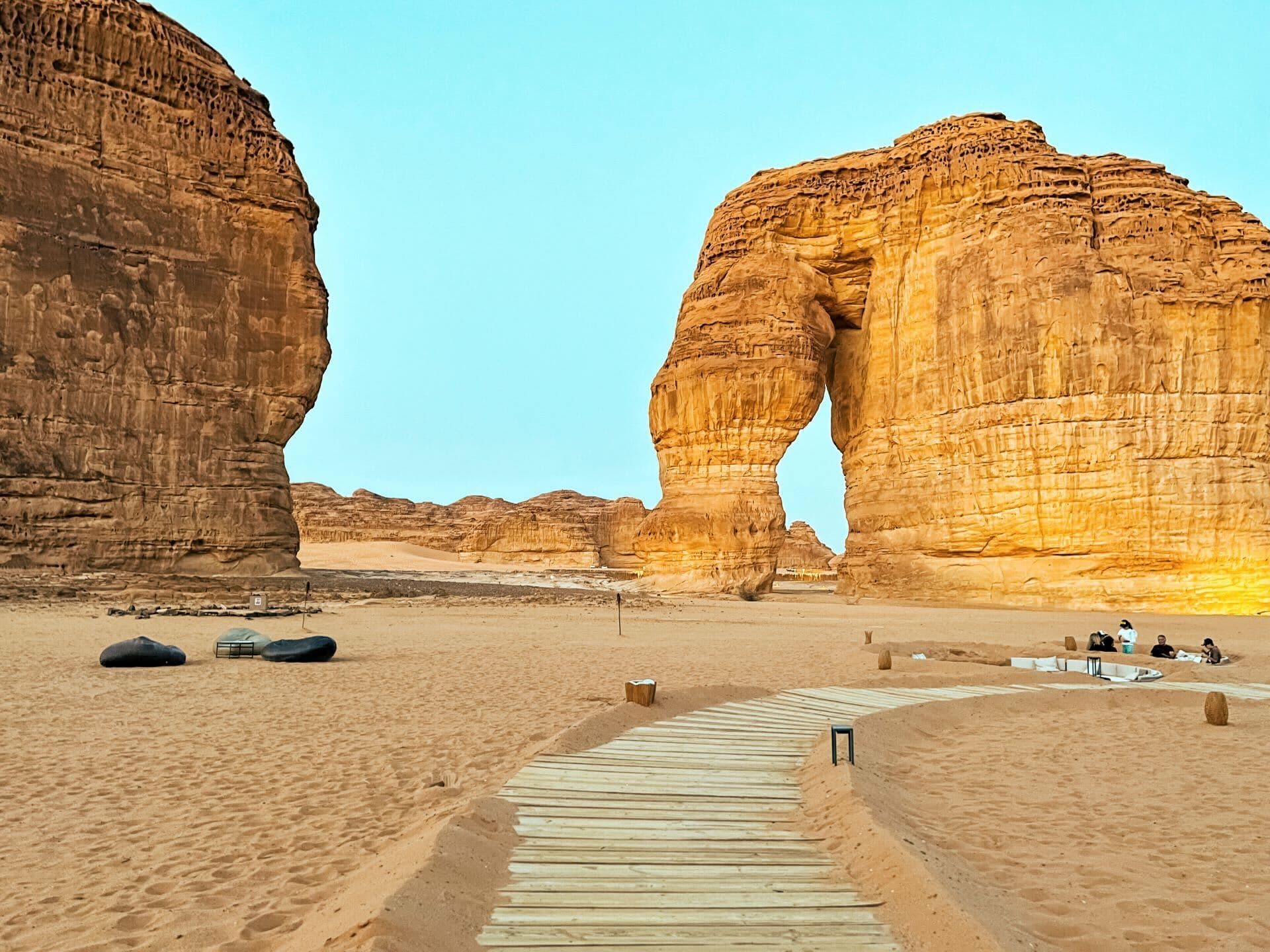 جولة بين روائع العلا جبل الفيل والبلدة القديمة 