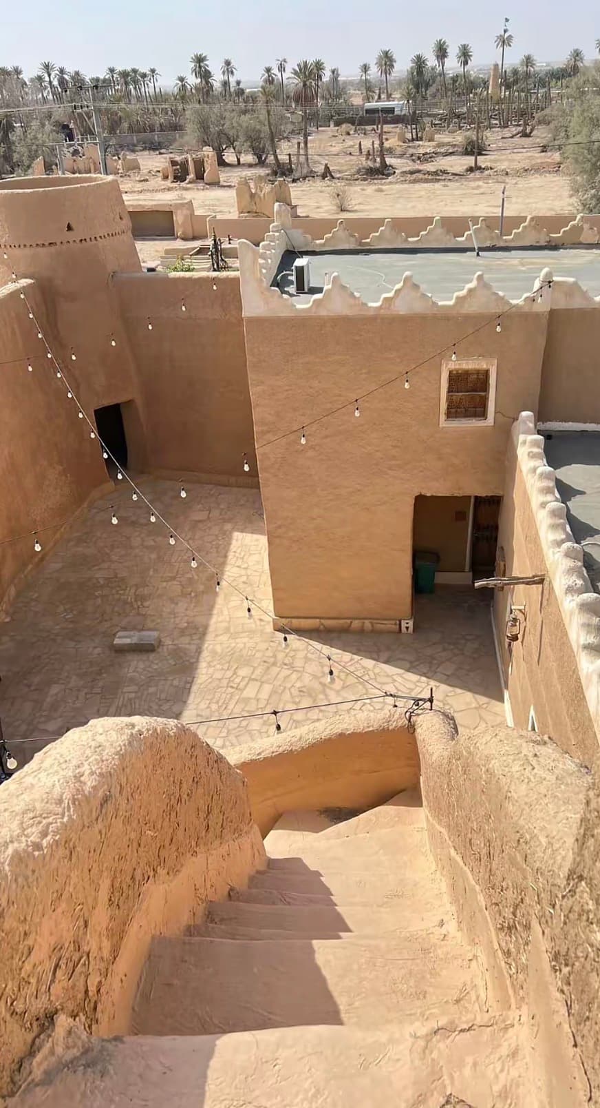 انطلق من الرياض في جولة الى العيينة مع زيارة منطقة حافة العالم 